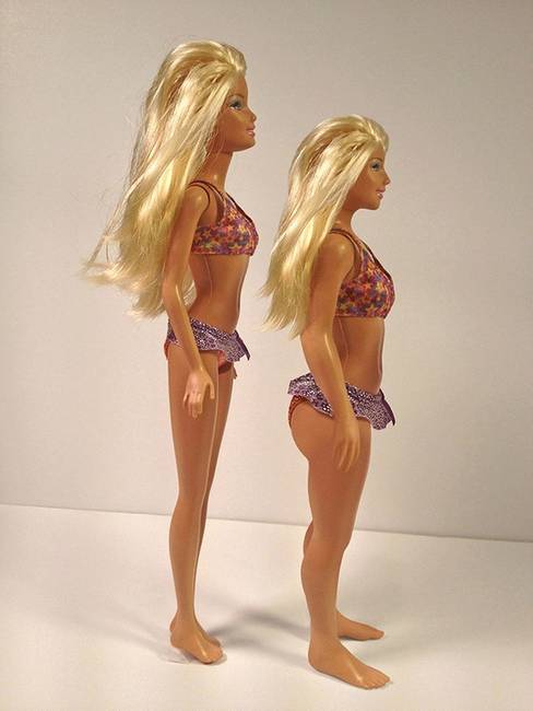 Egy közönséges Barbie-baba és egy átlagos nő paraméterei alapján megtervezett valósághűbb Barbie-baba.