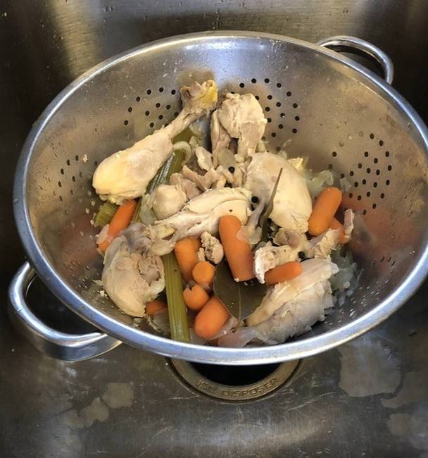 „Menő vacsorát akartam készíteni a feleségem születésnapja alkalmából, szóval húslevest kezdtem készíteni lassú főzőben. Néhány óra után a recept azt mondta, szűrjük le. A fenébe is…”