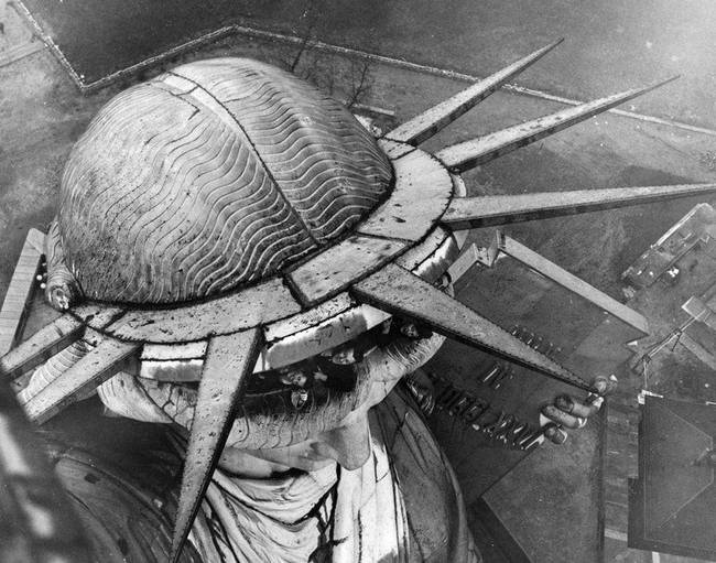 Kilátás a Szabadság-szobor fáklyáján lévő erkélyről. Az erkély 1916 óta zárva van a turisták előtt.