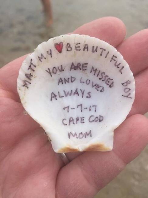 Egy anya üzenete: "Matt, gyönyörű kisfiam. Hiányzol, örökké szeretni foglak. 2017. 07. 07. Cape Cod, Anya"