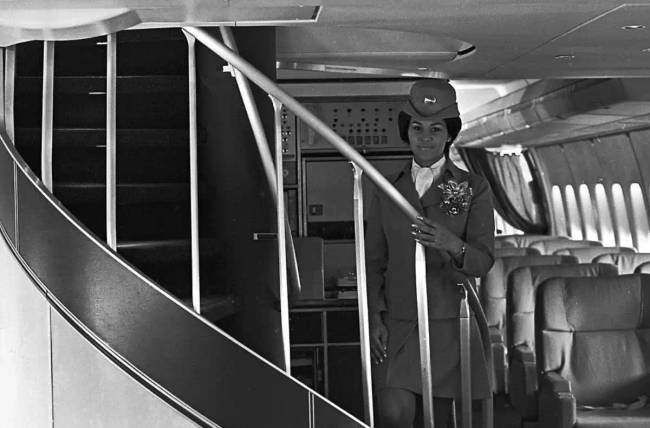 Miért van púp a Boeing 747-es repülőgépen? Hogyan jelent meg és mi a funkciója?