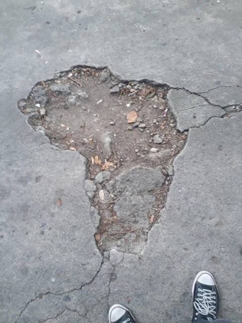 Ez a repedés a járdán pont úgy néz ki, mint Afrika.