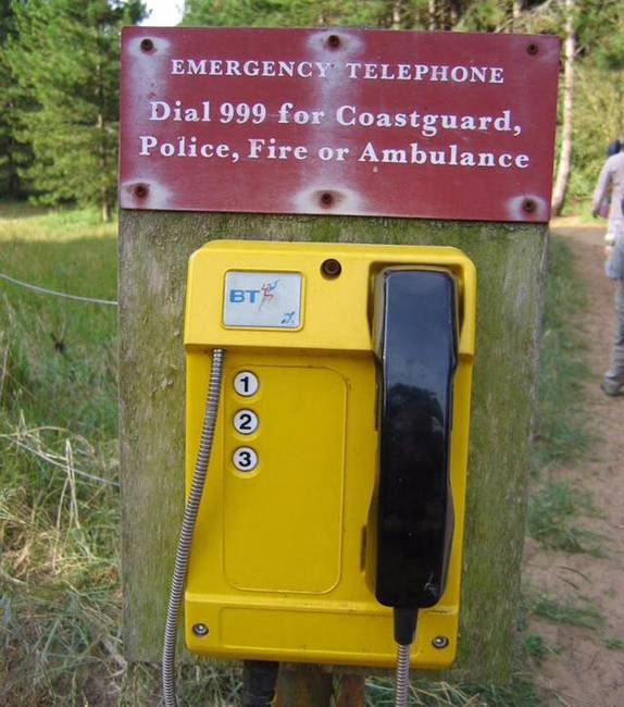 Sürgősségi telefon: tárcsázd a 999-et a partiőrség, a rendőrség, a tűzoltóság vagy a mentők hívásához. Köszi!