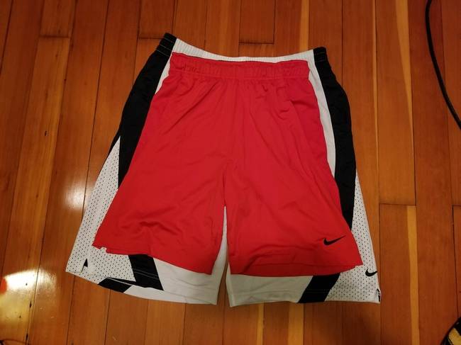 Ugyanakkora méretű (M-es) Nike rövidnadrág az 1990-es évekből (alul) és napjainkban.