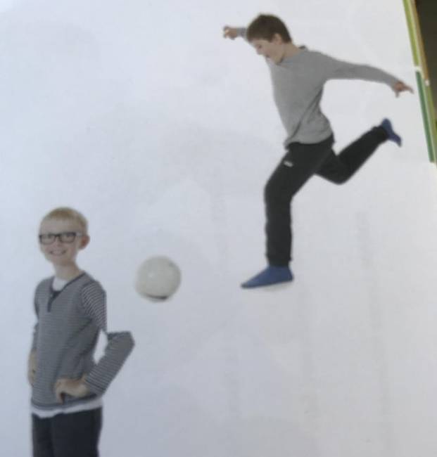 A retusáló művész nem bajlódott sokat ezzel az iskolai albummal.