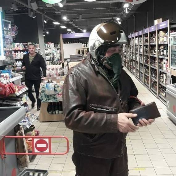 Valaki nagyon komolyan vette a maszkviselési szabályt.