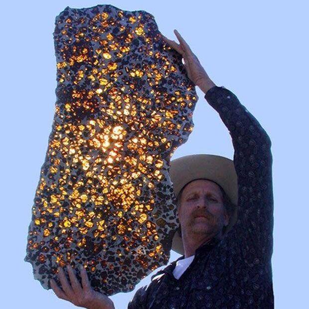 A gyönyörű Fukang meteorit Kína északnyugati részén található. Nikkel és vas ötvözetből áll, szivacsos szerkezetű.