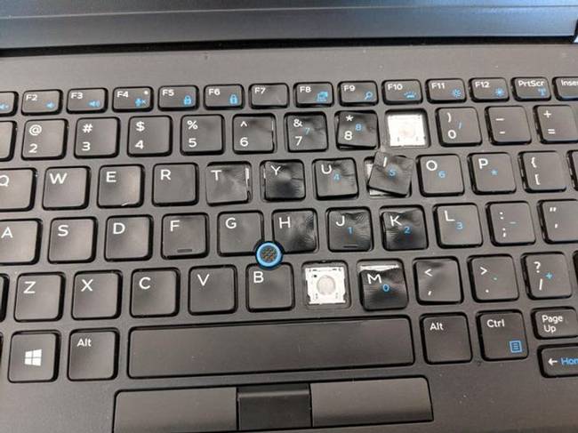 „Az ügyfél úgy döntött, hogy hőpisztollyal szárítja fel a laptopra öntött vizet."