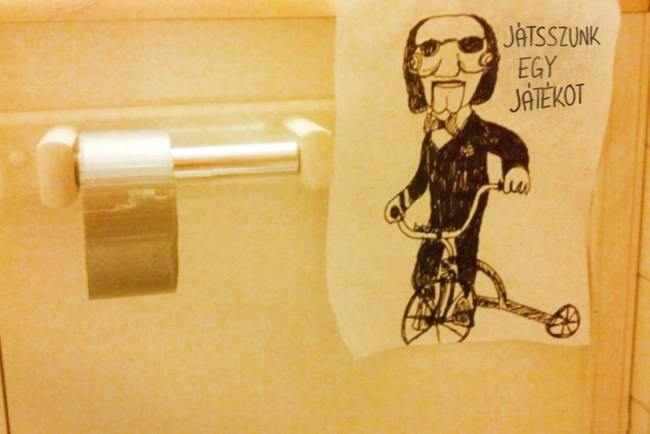WC papír helyett ragasztószalag… 😀