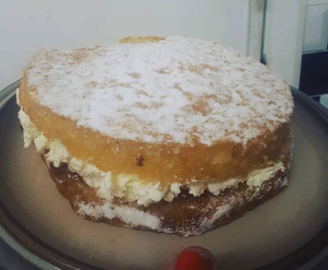 „Anyám 44 éven át maga sütötte nekem a születésnapi tortámat. Két hónappal ezelőtt elhunyt, így az idős apukám erejét nem sajnálva igyekezett átvenni ezt a szokást, és megcsinálta!”