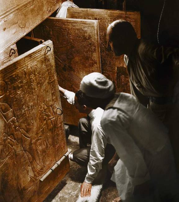 Howard Carter archeológus, Arthur Callender mérnök, valamint egy egyiptomi munkás, amint épp a történelem során először nyitották ki Tutanhamon szarkofágját, 1922-ben.