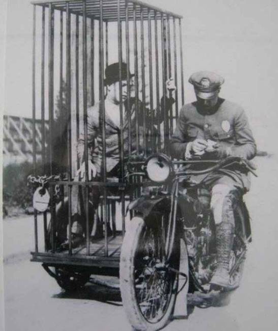 Egy rendőrségi Harley-Davidsonhoz rögzített „mobilcella”, 1921-ből.