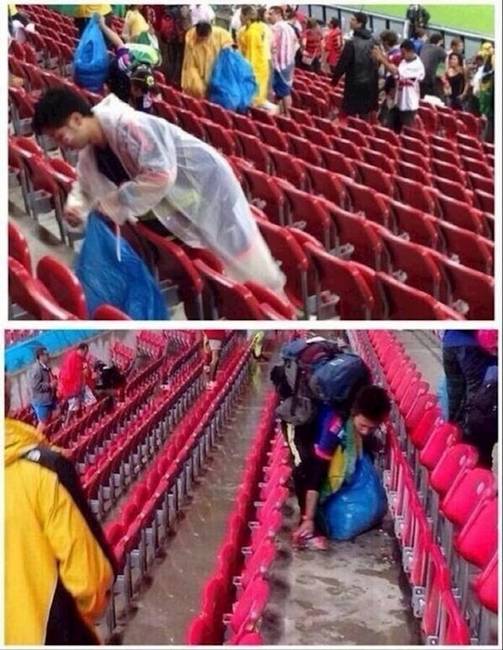 A japán fociszurkolók a játék után sokszor kitakarítanak maguk után a stadionban. Ezek a képek például a legutóbbi világbajnokságon készültek.