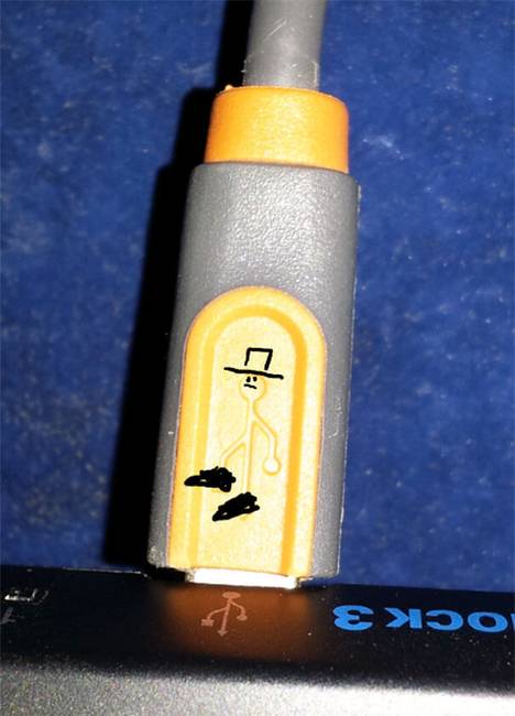 Az USB szimbólum valójában egy kis fickó, aki nagyon siet valahová.