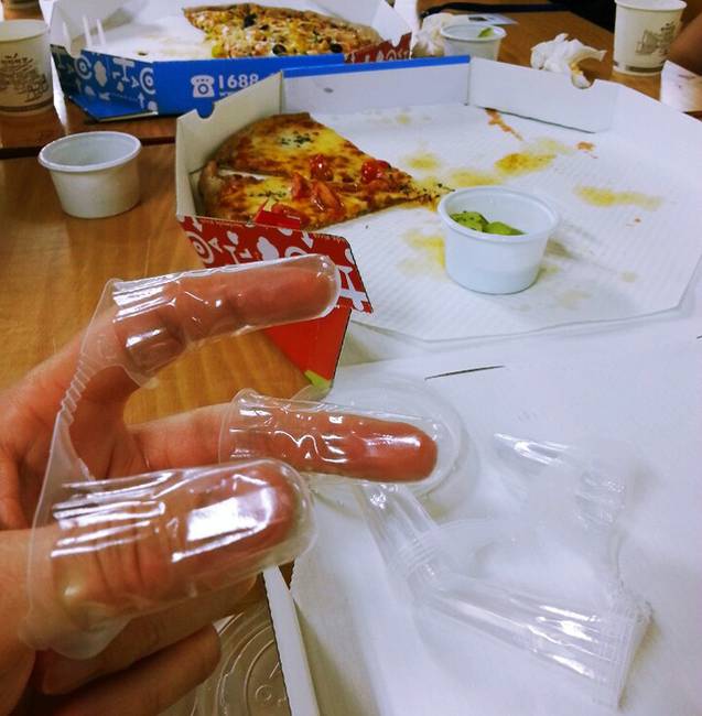 A pizzériákban ilyen műanyag ujjvégeket adnak, hogy ne kézzel fogdossuk össze az ételünket.