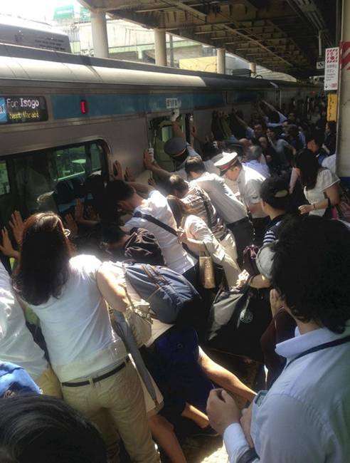 A japán utasok megbillentik a vasúti kocsit, hogy kiszabadítsák egy idős hölgy vonat és peron közé szorult lábát.
