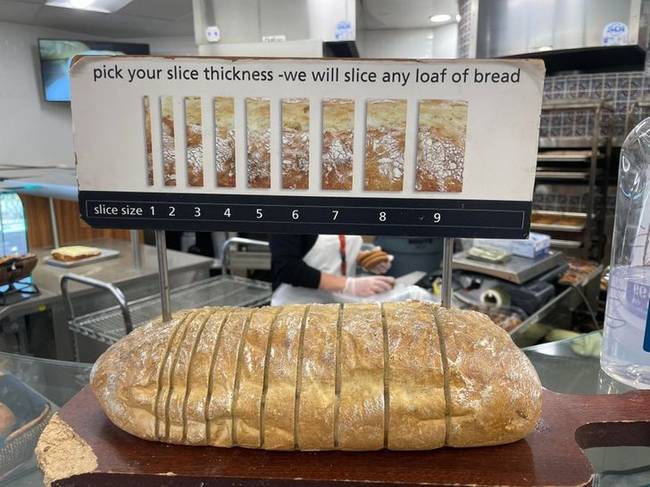 Ebben a szupermarketben ki lehet választani, hogy milyen vastagságúra szeleteljék fel a kenyeret.