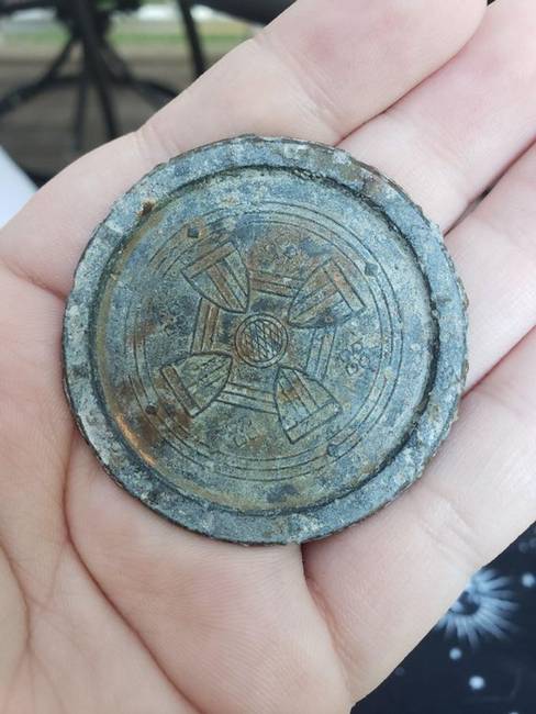 „A barátom háza az 1900-as években lovaskocsi készítő műhely volt. Ma talált egy régi kerékagy kupakot a kertben, ami úgy néz ki, mint egy medál."