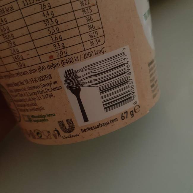 Vonalkód egy gyorstészta dobozán.