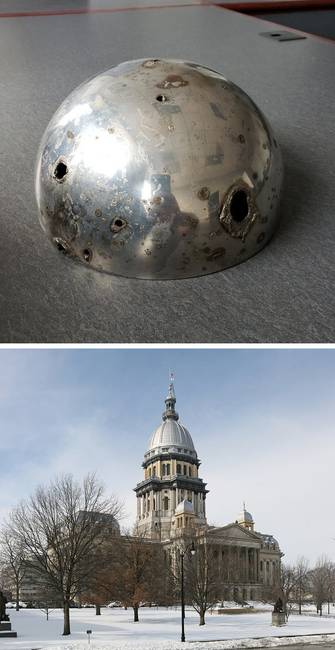Ez itt az Illinois State Capitol tornyának kupolája. Minden egyes lyuk egy-egy villámcsapás nyoma.