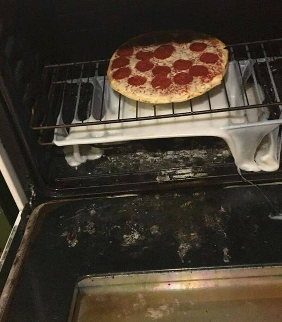 A műanyag vágódeszka nem a legjobb alátét, ha pizzát akarunk sütni.