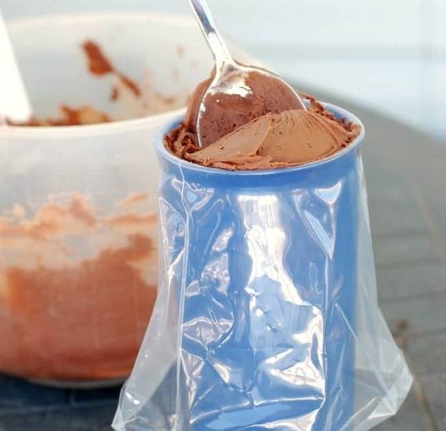 Könnyebb megtöltenünk a habkinyomó zsákot, ha előbb egy csésze vagy pohár belsejébe tesszük. Így a lágy habok és csokoládékrémek beletöltése is egyszerűbb.