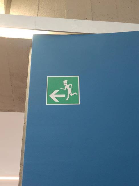 Ebben az egyiptomi múzeumban a tűzkijárat jelén egy menekülő fáraó látható.