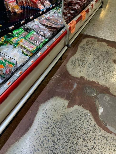 Ez történik egy nagy forgalmú üzlet padlójával az évek során.