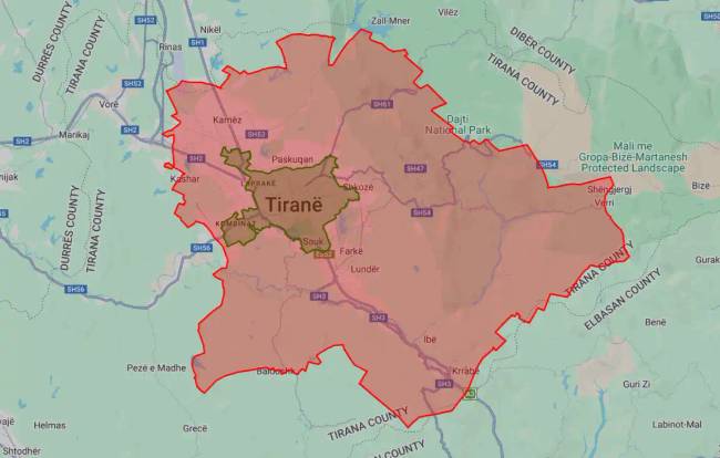 Piros színnel jelöltük Budapest, zöld színnel Tirana méretét.