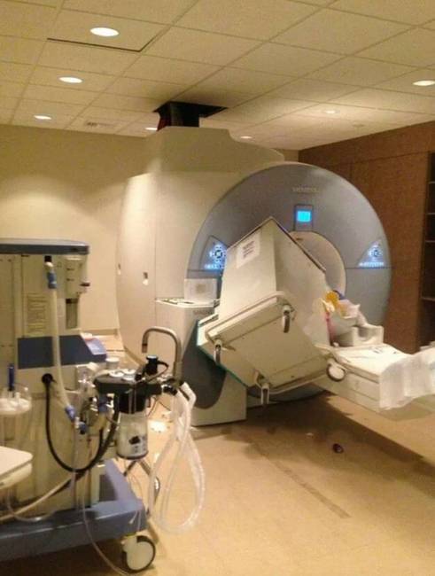 Valaki elfelejtette, hogy az „MRI"-ben az „M" a mágnesesség rövidítése.