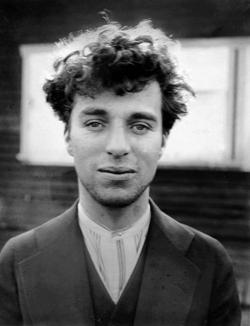 Charlie Chaplin, 1916-ban. A némafilmes mozilegenda itt 27 éves volt.