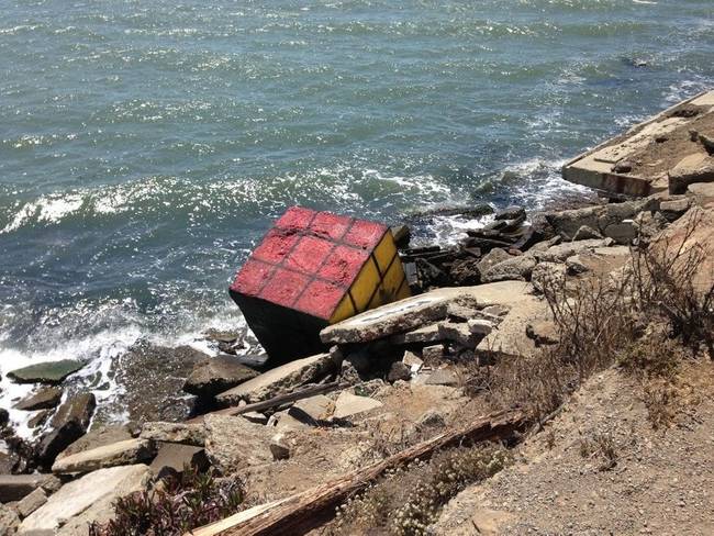 „Óriási Rubik-kockát mostak partra a hullámok."