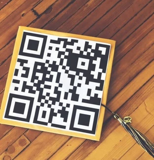 Ez az amerikai lány egy hatalmas QR-kóddal dekorálta ki a sapkáját a diplomaosztón, amit ha beszkennelnek, akkor az iskolájában lövöldözés során elhunyt diákok névsorához irányítja az embereket.