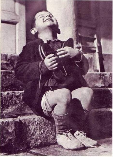 Egy osztrák árva kisfiú új cipőt kapott, 1944-ben.