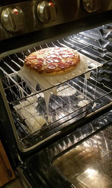 „A lányom tepsi helyett műanyag vágódeszkán sütötte meg a pizzáját."