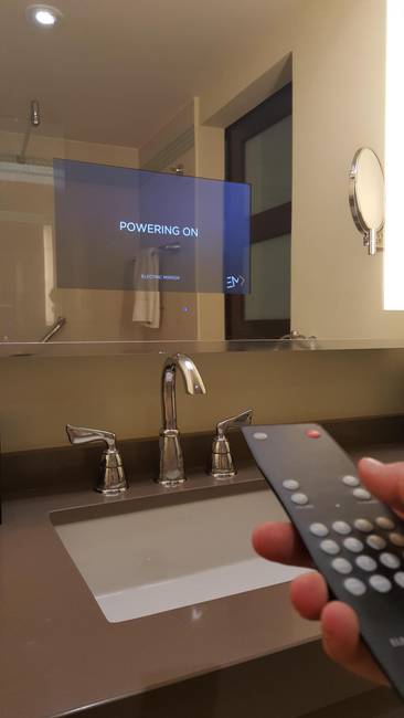 Tükörbe épített tévé egy szálloda fürdőszobájában.