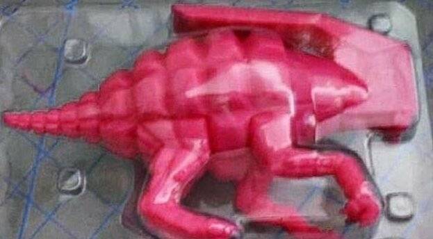 Ezt a rózsaszín gránát-formájú dinoszauruszt a Denveri Nemzetközi Repülőtér munkatársai foglalták le. Az is nagy kérdés persze, hogy miért csinál egyáltalán valaki ilyen játékot?!