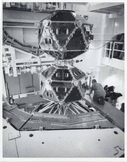 Egy pár továbbfejlesztett VELA műhold a Titan IIIC rakéta indítása előtt, 1969. május.