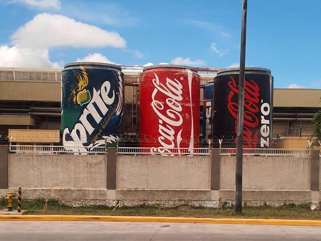 A Coca Cola gyár tartályainak dizájnját dobozos üdítők ihlették.