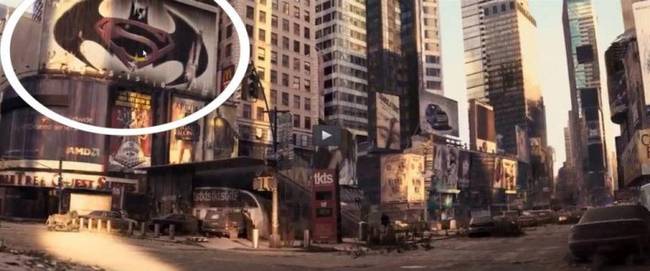 A 2016-os Batman Superman ellen című film óriásplakátja a 2007-es (!) Legenda vagyok című filmben.