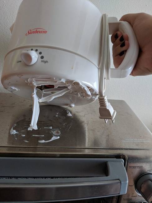 „Elfelejtettem levenni a vízforralót a sütőm tetejéről, miközben vacsorát sütöttem tegnap este."