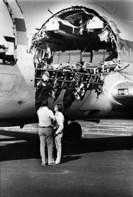 Repülés közben leszakadt a tető. Mi történt annak a Boeing-nek az utasaival, akik tető nélkül repültek
