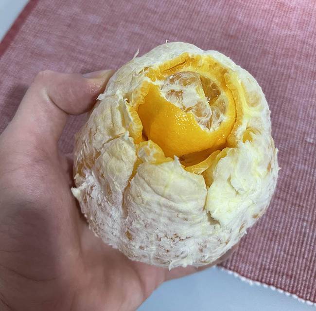 A nagy narancs egy apró narancsot rejtett magában.