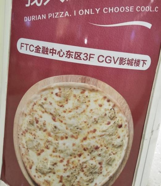 A duriános pizza meglepően népszerű errefelé. Meglepő, mivel a durián közismerten a legbüdösebb gyümölcs a világon, ami orrfacsaró bűzt áraszt magából.