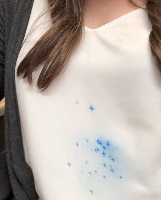 „A tinta a blúzomra fröccsent, és az anyag miatt úgy néz ki, mintha csillagok lennének."