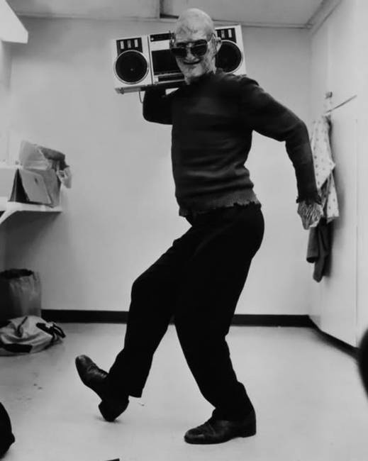 Még Freddy Krueger is táncra perdül, ha meghallja a kedvenc zenéjét.