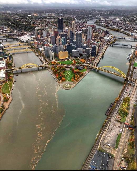 Két folyó találkozása Pittsburghben.