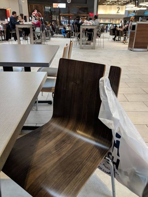 Ennek a szupermarketnek az étterem részlegén a székeken külön fül található a szatyrok számára.
