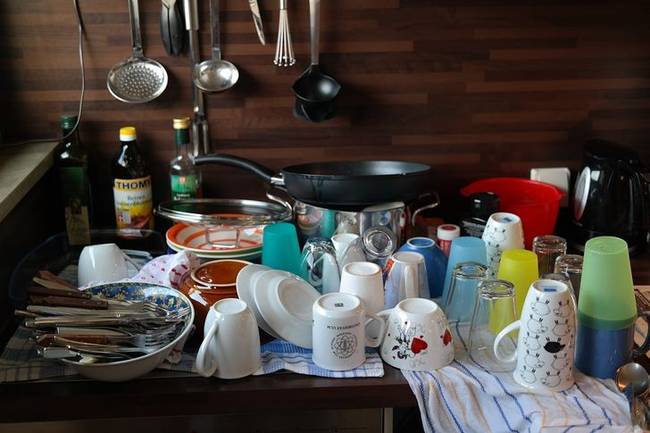 Mosogatás után elöl hagyott edények.