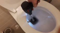Amikor a feleség megkéri a férjt, hogy takarítsa ki a WC-t.